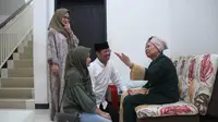 Calon Gubernur Sulawesi Selatan Ichsan Yasin Limpo beserta keluarga di kediaman ibunda di Makassar, Rabu (27/6/2018). (Liputan6.com/Eka Hakim)