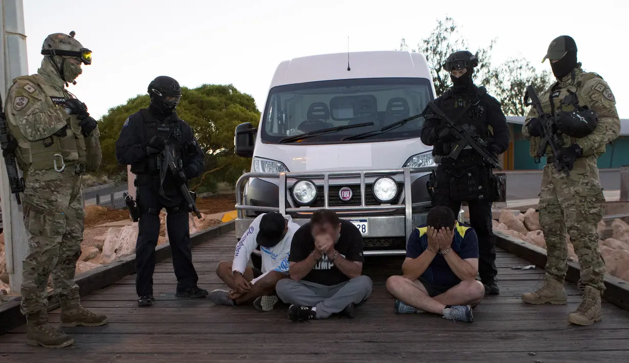 Polisi Federal Australia mengamankan tiga orang tersangka bersama sebuah mobil van yang berisi narkoba jenis metamfetamin sebanyak 1,2 ton di Geralton, Australia (21/12). (AFP Photo/Australia Federal Police)