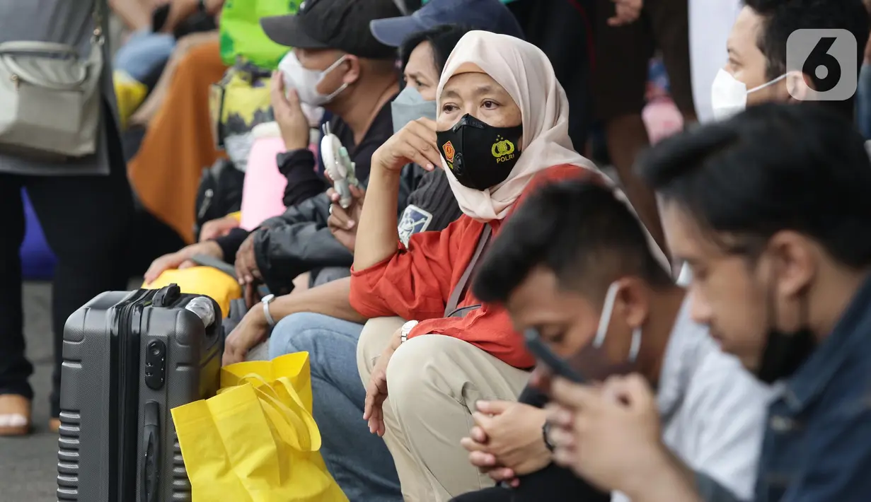 <p>Calon penumpang menanti waktu keberangkatan di area Terminal Bus Antar Kota Antar Provinsi (AKAP) Kampung Rambutan, Jakarta, Sabtu (30/4/2022). Terminal Bus Kampung Rambutan melayani pemudik dengan tujuan kota di pulau Jawa dan Sumatra. (Liputan6.com/Helmi Fithriansyah) </p>