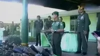 Warga suku anak dalam di Jambi menyerahkan ratusan senjata ke TNI. Selain itu, operasi patuh digelar di Polsek Tandes, Surabaya.