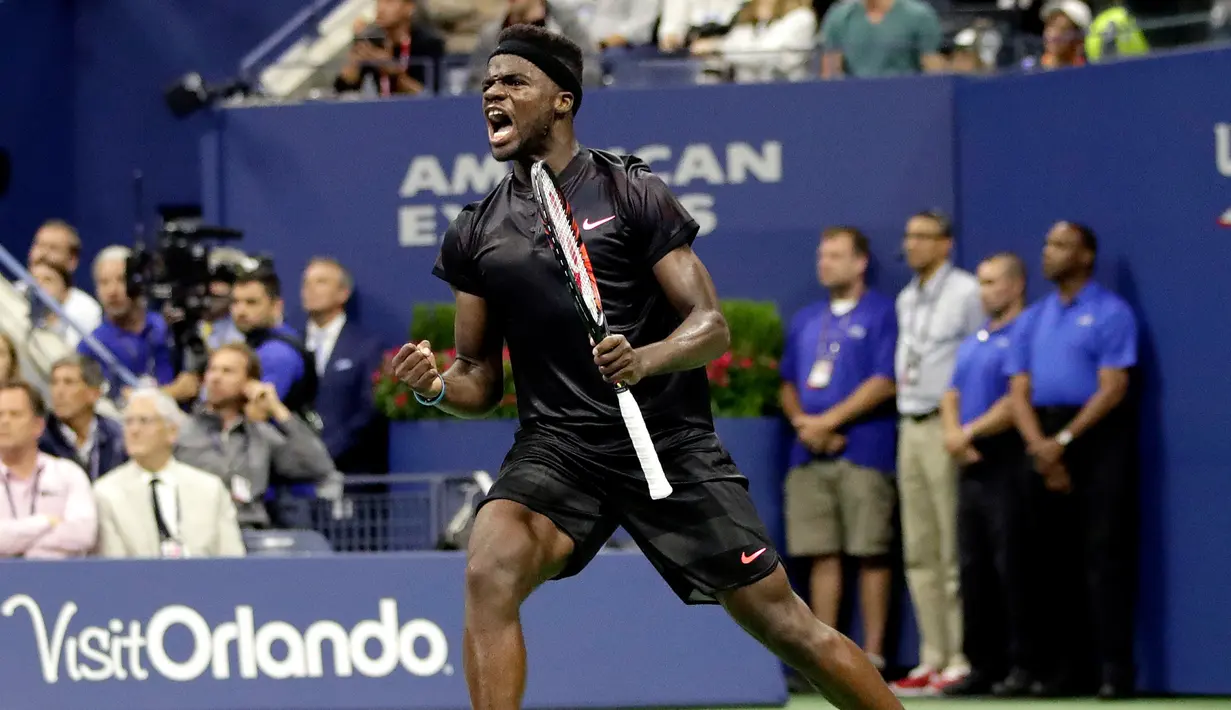 Petenis AS, Frances Tiafoe berselebrasi usai pukulan bolanya masuk saat berhadapan dengan Petenis Swiss, Roger Federer pada turnamen tenis AS Terbuka 2017 di New York (29/8). Federer menang 4-6, 6-2, 6-1, 1-6, 6-4. (AP Photo/Julio Cortez)