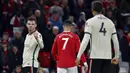 Pemain Liverpool Andrew Robertson (kiri) memberi isyarat di sebelah pemain Manchester United Cristiano Ronaldo pada akhir pertandingan Liga Inggris di Old Trafford, Manchester, Inggris, Minggu (24/10/2021). Liverpool menang 5-0. (AP Photo/Rui Vieira)