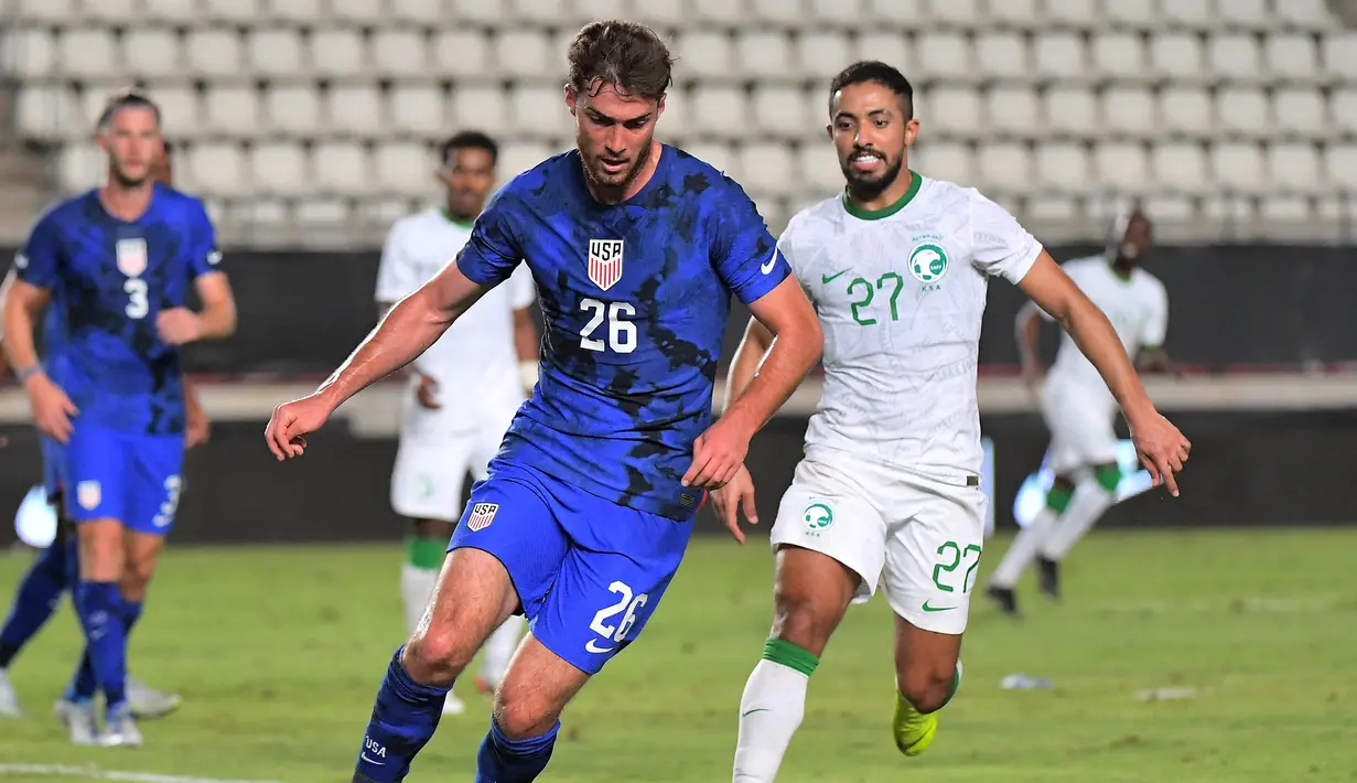 Joe Scally. Bek kanan Amerika Serikat berusia 19 tahun yang sejak tengah musim 2020/2021 memperkuat Borusia Monchengladbach ini berpeluang besar masuk skuad Timnas Amerika Serikat dalam putaran final Piala Dunia 2022 Qatar. Bersama Gladbach ia telah tampil dalam 46 laga di semua ajang dengan torehan 2 gol dan 2 assist. Sementara bersama Timnas Amerika Serikat ia baru mengoleksi 3 caps sejak melakukan debut pada 2 Juni 2022. (AFP/Jose Jordan)
