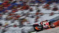 Sial buat Marc Marquez. Pembalap Repsol Honda itu malah tergelincir di dua lap terakhir. Marquez akhirnya terlempar ke posisi bawah akibat kejadian itu. (Foto: AFP/Joe Klamar)