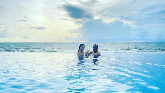 6 Potret Kebersamaan Dipo Latief dan Sang Kekasih, Disebut Mirip Sophia Latjuba