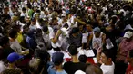 Pecandu narkoba menyerahkan diri kepada kepolisian di Kota Tanauan, Filipina, Senin (18/7). Sebelumnya Presiden baru Filipina, Rodrigo Duterte pernah membuat ancaman keras kepada pecandu dan pengedar narkoba. (REUTERS/ Erik De Castro)