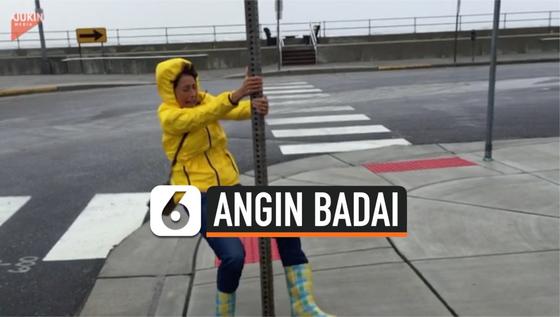 VIDEO: Menjerit Ketakutan, Wanita Ini Bertahan dari Sapuan Angin Badai