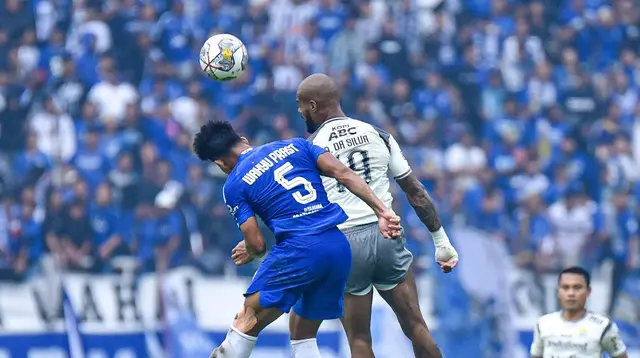 Pemain Persib Bandung, David Da Silva (kanan) berebut bola diudara dengan pemain PSIS Semarang,  Wahyu Prasetyo dalam pertandingan pekan ke-21 BRI Liga 1 2022/2023 yang berlangsung di Stadion Jati Diri, Selasa (31/1/2023). (Dok. Persib Bandung)