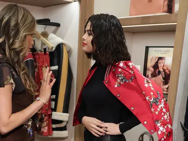 Cinta Laura Kiehl berbincang dengan Selena Gomez saat menghadiri Coach In-Store Event di Coach Boutique, New York (13/9). (Cindy Ord/Getty Images for Coach/AFP)