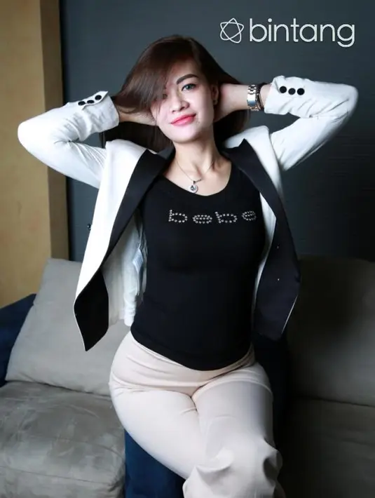 "Memang kemarin Hesty sempat shock dan terpuruk. Tapi kalau hanya bediamdiri saja tidak akan menyelesaikan masalah. Saya mendapat support dari orang terdekat untuk berani dan bicara," ujar Hesty di Jakarta. (Deki Prayoga/Bintang.com)