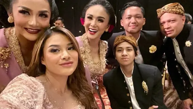 Potret Artis yang Akur dengan Ayah Tirinya, Selalu Kompak