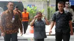 Kader Partai Perindo Kabupaten Bengkulu Selatan, Juhari alias Jukak dikawal petugas tiba di gedung KPK, Jakarta, Rabu (16/5). Jukak terjaring Operasi Tangkap Tangan (OTT) di rumah pribadi Bupati Bengkulu Selatan, Dirwan Mahmud. (Merdeka.com/Dwi Narwoko)
