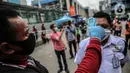 Petugas mengecek suhu tubuh warga saat tes diagnostik cepat Covid-19 di Terowongan Kendal, Jakarta, Rabu (6/5/2020). Pemeriksaan yang diselenggarakan BIN tersebut untuk mencegah penyebaran Covid-19 dari orang yang berpotensi terpapar saat beraktivitas di ruang publik. (Liputan6.com/Faizal Fanani)