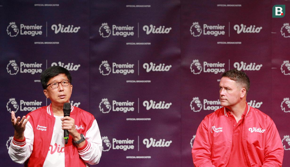CEO Vidio, Sutanto Hartono (kiri) menjelaskan perihal kedatangan mantan pemain legendaris Inggris, Michael Owen di Jakarta. Kedatangan tokoh legendaris seperti Michael Owen di tengah masyarakat Indonesia khususnya pecinta sepak bola bisa menghadirkan kedekatan dan menginspirasi para generasi muda yang bercita-cita untuk menjadi pemain sepakbola profesional. (Bola.com/M Iqbal Ichsan)