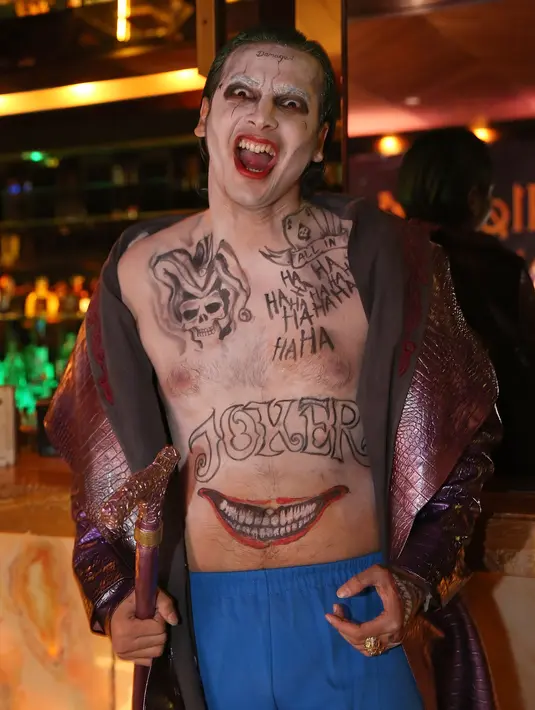 Bukan sungguhan, di pesta ulang tahun Aleta yang ke-17 beberapa hari lalu didatangi sosok Joker yang ternyata adalah Boy Hamzah. Kehadirannya saat itu juga tentu meramaikan pesta ulang tahun Aleta Molly. (Bambang E.Ros/Bintang.com)