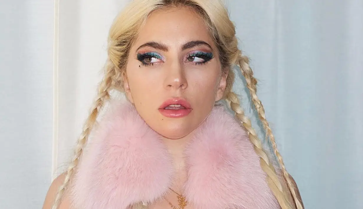 Lady Gaga sering banget diejek mliki wajah yang jelek karena hidungnya. Tapi sekarang dia jadi seksi banget, ya! (instagram/ladygaga)
