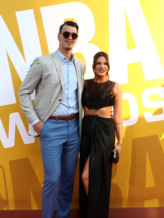 Pebasket Philadelphia 76ers, Dario Saric, didampingi sang istri berpose saat melintasi karpet merah NBA Awards 2017 di Basketball City, New York, Senin, (26/6/2017). (NBAE via Getty Images/Nathaniel S Butler)