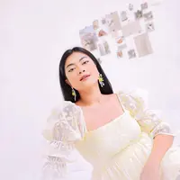 Warna coral dan nude jadi andalan Hanum untuk makeup natural sehari-hari.