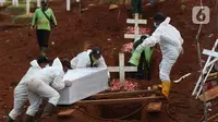 Petugas mendorong peti jenazah yang akan dimakamkan dengan protokol COVID-19 di TPU Pondok Ranggon, Jakarta, Sabtu (17/10/2020). Pada Sabtu (17/10), 32 jenazah dimakamkan dengan protokol COVID-19 di TPU Pondok Ranggon. (Liputan6.com/Helmi Fithriansyah)