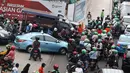 Kendaraan terjebak kemacetan saat melintas di Jalan Sudirman, Senayan, Jakarta, Minggu (2/9). Tingginya antusiasme warga yang ingin menonton penutupan Asian Games 2018 menyebabkan kawasan Senayan dipadati kendaraan. (Liputan6.com/Immanuel Antonius)