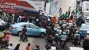 Kendaraan terjebak kemacetan saat melintas di Jalan Sudirman, Senayan, Jakarta, Minggu (2/9). Tingginya antusiasme warga yang ingin menonton penutupan Asian Games 2018 menyebabkan kawasan Senayan dipadati kendaraan. (Liputan6.com/Immanuel Antonius)