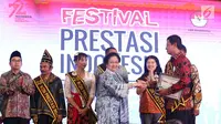 Presiden kelima RI Megawati Soekarnoputri memberikan penghargaan kepada salah satu ikon prestasi Indonesia dalam Festival Prestasi Indonesia yang diselenggarakan oleh UKP-Pancasila di Jakarta Convention Center, Senin (21/8). (Liputan6.com/Johan Tallo)