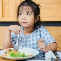 Ilustrasi anak susah makan/copyrightshutterstock/MIA Studio