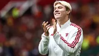 Pemain baru Manchester United, Rasmus Hojlund saat diperkenalkan kepada para fans seblum dimulainya laga uji coba pramusim 2023/2024 menghadapi RC Lens di Old Trafford Stadium, Manchester (5/8/2023). Rasmus Hojlund yang hijrah ke Manchester United pada bursa transfer pemain musim panas 2023/2024 menjadi penjualan termahal Atalanta sepanjang sejarah. Baru semusim membela La Dea, ia dilepas dengan nilai 75 juta euro atau setara Rp1,2 triliun dengan durasi kontrak 5 tahun hingga 30 Juni 2028. (AFP/Darren Staples)