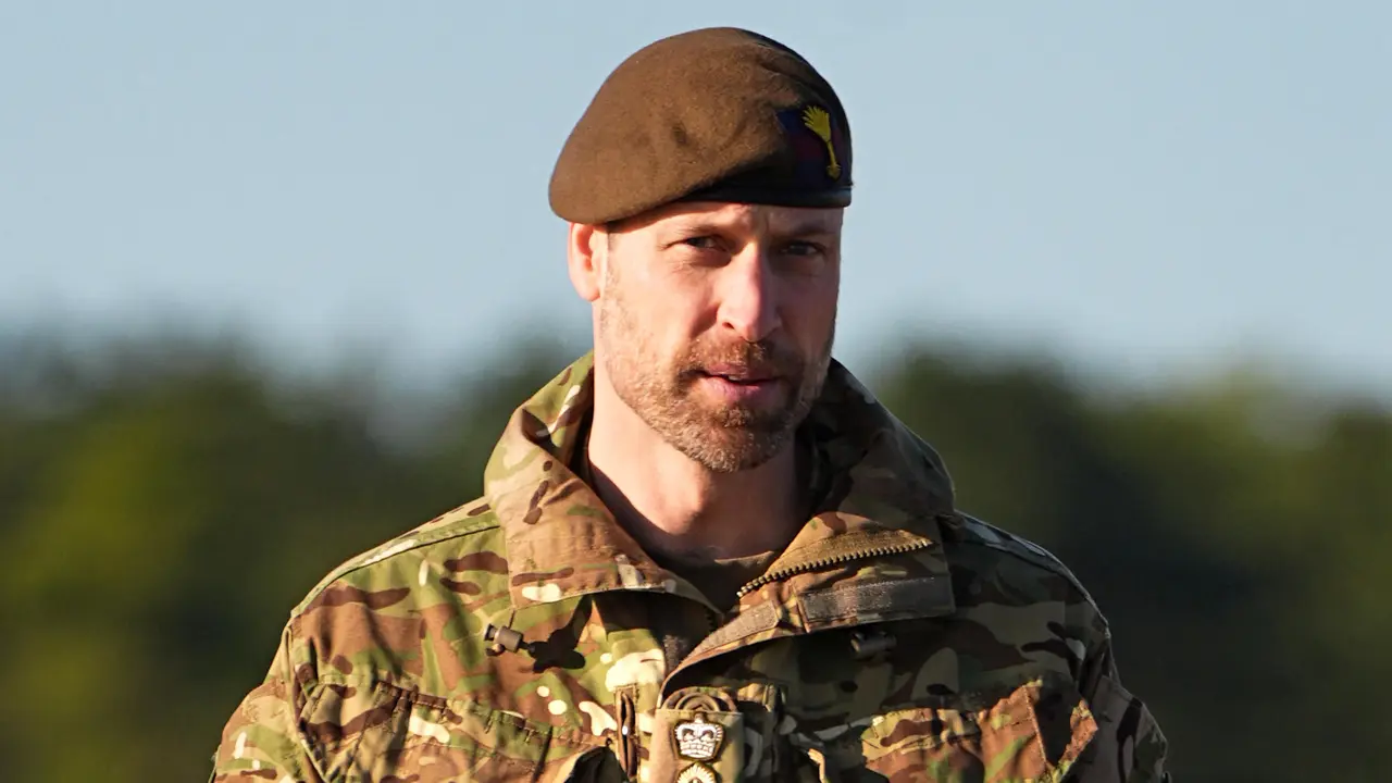 Foto Terbaru Pangeran William dengan Pakaian Militer dan Janggut Bikin Penggemar Histeris. (Adrian Dennis / AFP)