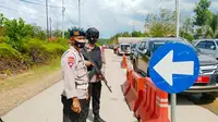 Pos penyekatan larangan mudik lebaran di perbatasan Riau-Sumatra Barat. (Liputan6.com/M Syukur)