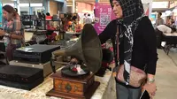 Ratusan radio jadul atau vintage dari berbagai negara di dunia, dipamerkan dalam Alam Sutera Audio Fest 2022 di area Broadway The Flavor Bliss, Kota Tangerang Selatan (Tangsel), hingga 18 Desember 2022. (Liputan6.com/Pramita Tristiawati)