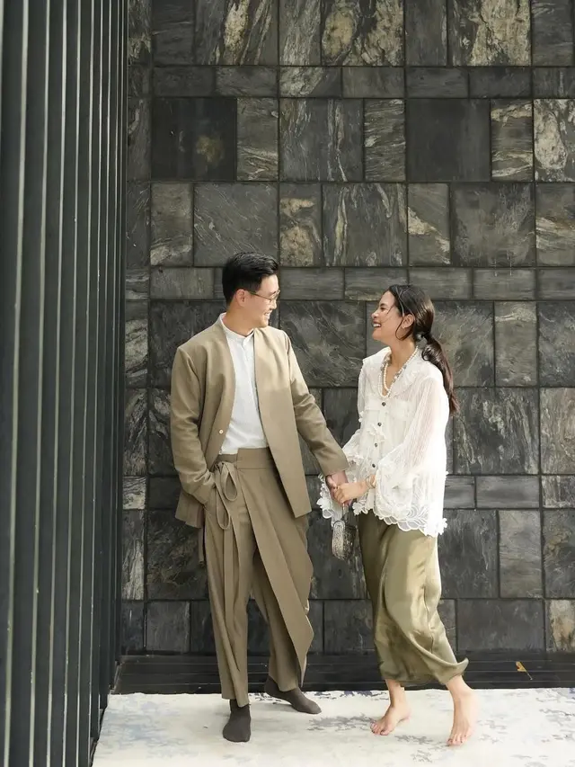 Busana lebaran keluarga Maudy Ayunda dengan pilihan outfit bernuansa olive hijau (Instagram/@maudyayunda)