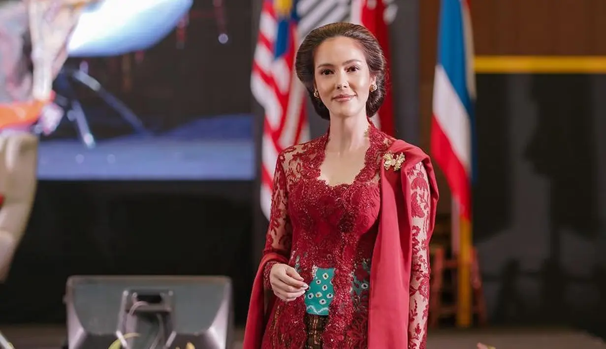 Cathy Sharon yang memiliki darah Tionghoa tampil dengan kebaya brokat panjang merah dipadukan selendang warna serasi serta obi hijau dan kain batik lilit sebagai bawahannya cocok untuk busana formal saat Imlek. [@cathysharon]