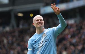 Erling Haaland merayakan gol hattricknya, yakni gol keempat Manchester City saat menghadapi Liverpool di perempat final Piala FA di Etihad Stadium, Sabtu, 4 April 2026. (AFP/Darren Staples)