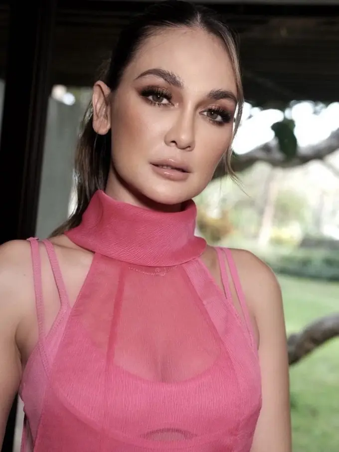 Luna Maya Tampil dengan Gaun Pink Saat Melihat Ariel Manggung