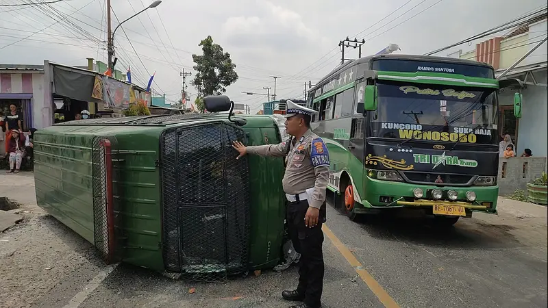 Penampakan mobil tahanan Kejaksaan Negeri Tanggamus yang terguling di Jalan Raya Lintas Barat. Foto : (Istimewa).