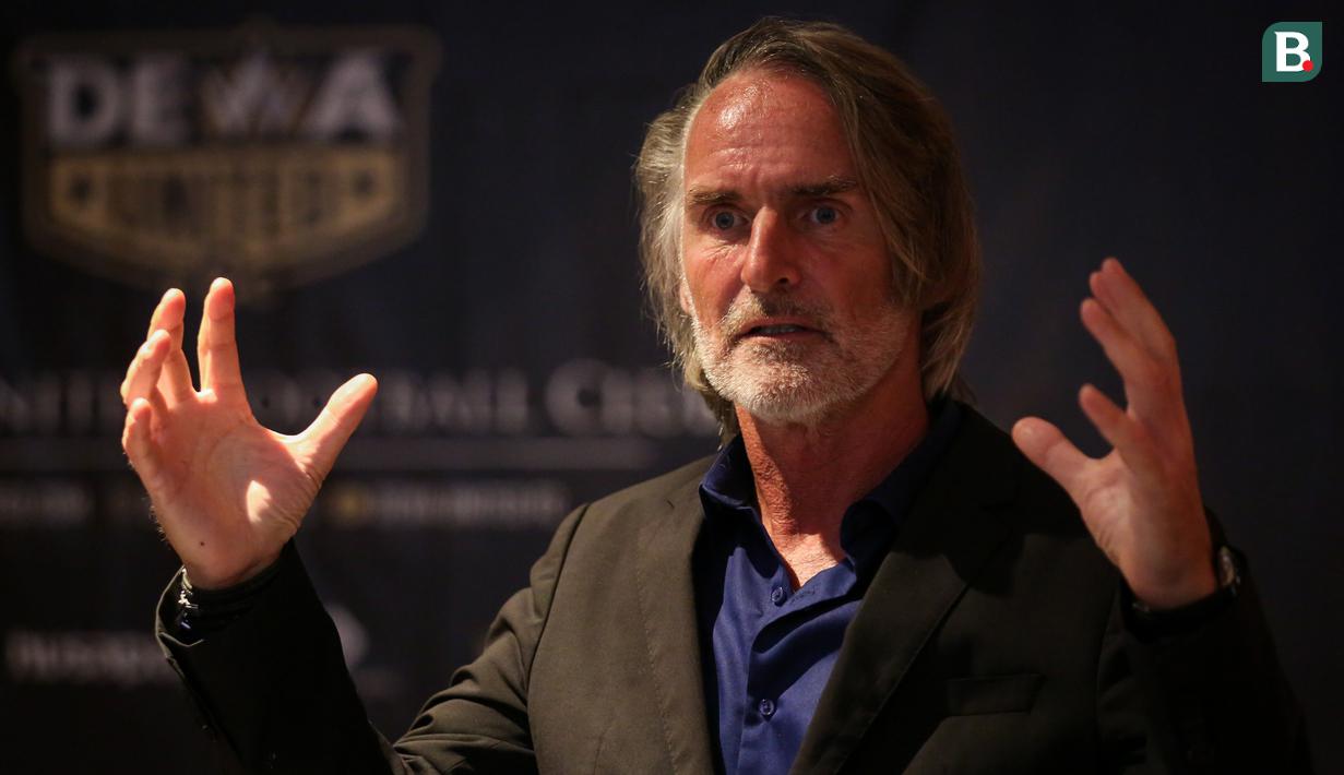 <p>Pelatih baru Dewa United FC, Jan Olde Riekerink memberikan pernyataan saat konferensi pers pengenalan pelatih baru Dewa United FC untuk BRI Liga 1 2022/2023 yang berlangsung di Hotel Episode, Gading Serpong, Tangerang, Selasa (10/1/2023). (Bola.com/Bagaskara Lazuardi)</p>