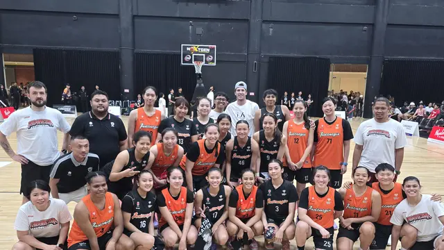 Timnas basket putri Indonesia berfoto bareng dengan Austin Reaves
