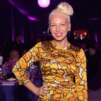 Sikap tak biasa Sia ketika menghadapi foto telanjangnya yang tersebar. (Sumber Foto: Getty Image for Chopard)