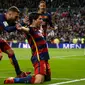 Penyerang Barcelona Luis Suarez (kanan) melakukan selebrasi dengan bek Barcelona Jordi Alba setelah mencetak gol keempat bagi timnya di stadion Santiago Bernabeu, Spanyol, (22/11). Barcelona mengalahkan Real Madrid dengan skor 4-0. (Reuters/Sergio Perez)