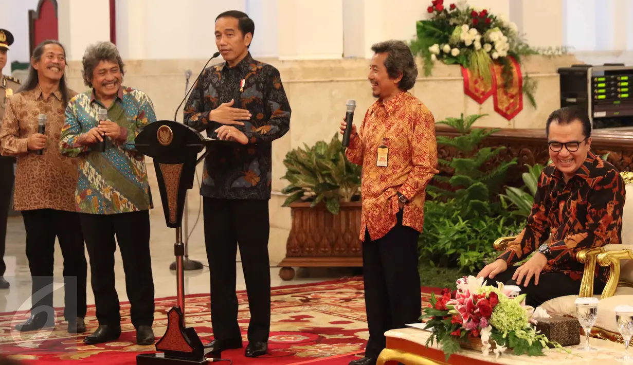 Presiden Jokowi bersama bimbo saat merayakan Hari Musik Nasional 2017 di Istana Negara, Jakarta, Kamis (9/3). Acara ini dihadiri oleh para penyanyi-penyanyi ternama Indonesia. (Liputan6.com/Angga Yuinar)