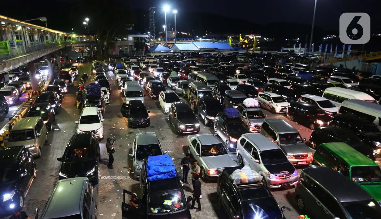 Kendaraan pemudik memenuhi dermaga Pelabuhan Merak baik reguler maupun eksekutif. (Liputan6.com/Angga Yuniar)