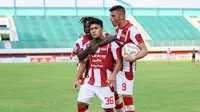 Pemain muda Persis Solo, Althaf Indie, merayakan selebrasi setelah berhasil menjebol gawang Bhayangkara FC pada pertandingan yang berlangsung di Stadion Maguwoharjo, Sleman, Minggu (29/10/2023). (Bola.com/Radifa Arsa)