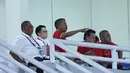Sekjen PSSI, Yunus Nusi (tengah) dan Exco PSSI, Sumardji terlihat menonton laga Grup A Piala AFF U-17 2026 antara Timnas Indonesia U-17 melawan Vietnam di Stadion Gelora Delta Sidoarjo, Sidoarjo, Jawa Timur, Minggu (19/04/2026). (Bola.com/M Iqbal Ichsan)