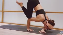 Nasya Marcella mengabadikan momen tersebut serta membagikannya di akun Instagram. Punya badan lentur, aksi-aksi wanita 25 tahun ini saat melakukan yoga pun begitu mencuri perhatian.(Liputan6.com/IG/@nasyamarcella)
