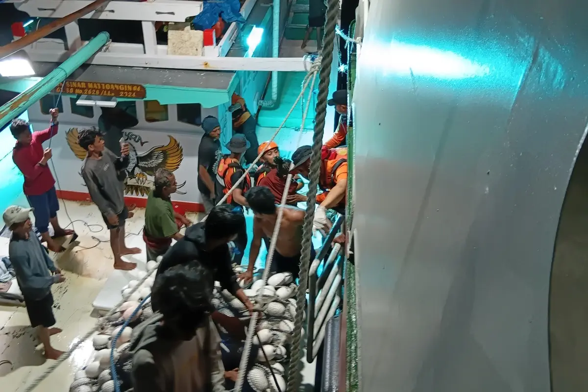 Basarnas menyelamatkan 5 orang tenggelam KM Nurul Salsa di perairan barat Pulau Polassi, Kabupaten Kepulauan Selayar, Sulawesi Selatan.