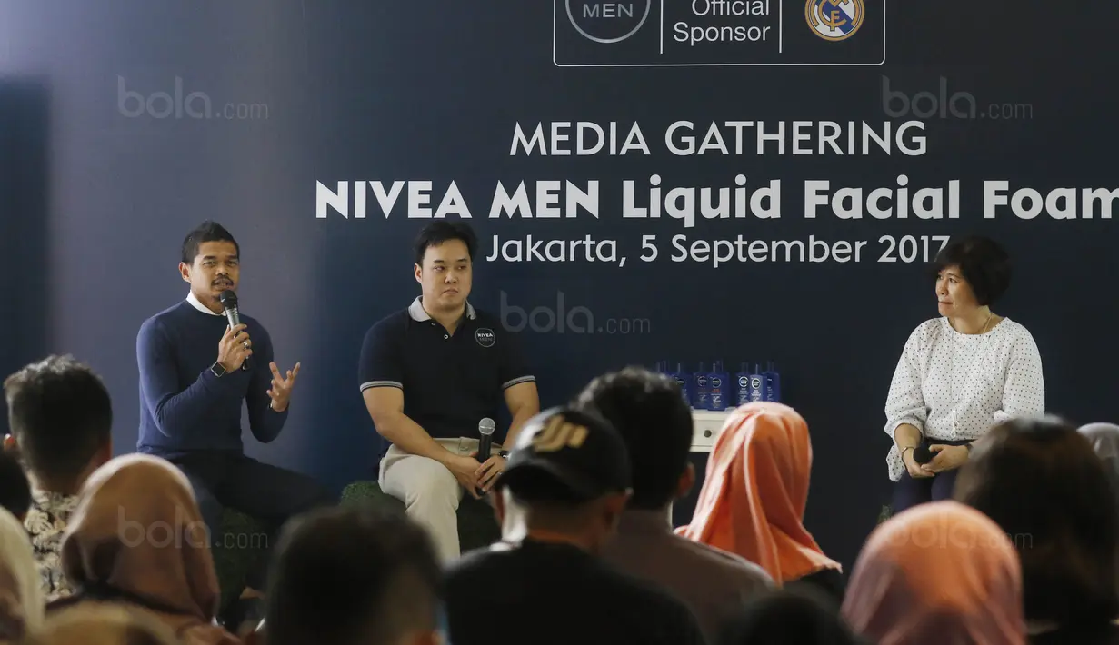 Brand Ambassador Nivea Men, Bambang Pamungkas, saat acara peluncuran produk Nivea Men di Jakarta, Selasa, (5/9/2017). Nivea mengeluarkan produk baru berupa sabun muka cair untuk pria. (Bola.com/M Iqbal Ichsan)