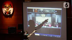 Majelis Hakim membacakan vonis saat sidang vidco Mantan Dirut PT Garuda Indonesia, Emirsyah Satar di Gedung KPK, Jakarta, Jumat(8/5/2020). Emirsyah Satar terlibat dalam kasus suap pengadaan mesin Rolls-Royce PLC asal Inggris untuk pesawat Airbus milik Garuda Indonesia. (merdeka.com/Dwi Narwoko)