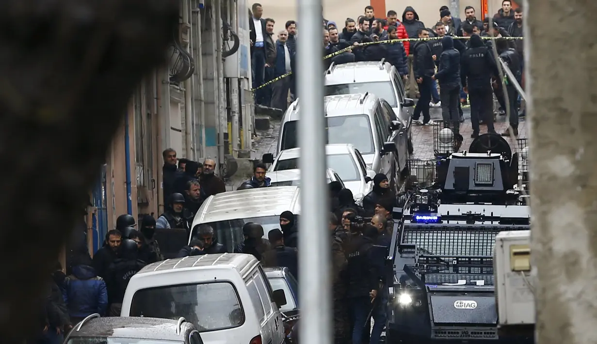 Kepolisian Turki mengepung sebuah gedung apartemen menyusul penyerangan sebuah kantor polisi di Istanbul, Kamis (3/3). Dua wanita pelaku penyerangan dikabarkan tewas dalam baku tembak dengan petugas polisi. (REUTERS/ Murad Sezer)
