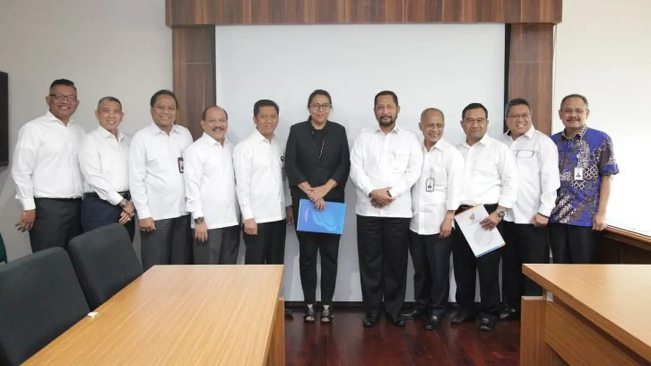 Menteri BUMN Rini Soemarno mengangkat Bagya Mulyanto sebagai Direktur SDM dan Umum serta Judith Jubilina Dipodiputro sebagai Direktur Komersial Perum Bulog. (Dok Kementerian BUMN)